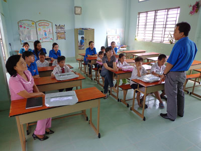 Chi đoàn đến thăm trường tiểu học Long Khánh B