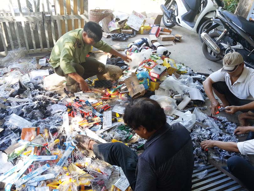 Phòng Tài chính – Kế hoạch huyện Dương Minh Châu phối hợp với Đội Quản lý thị trường số 9  tiến hành tiêu hủy hàng hóa bị xử lý tịch thu.