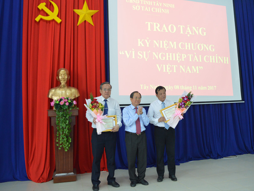 Bộ Tài chính trao tặng Kỷ niệm chương “Vì sự nghiệp Tài chính Việt Nam” cho Lãnh đạo UBND  tỉnh  và công chức ngành Tài chính Tây Ninh