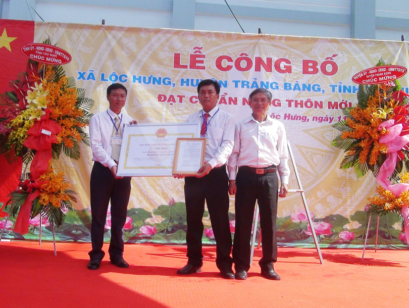 Xã Lộc Hưng, huyện Trảng Bàng đón bằng công nhận xã đạt chuẩn Nông thôn mới