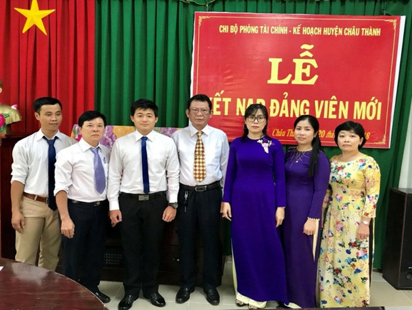 Chi bộ phòng Tài chính – Kế hoạch huyện Châu Thành kết nạp Đảng viên mới