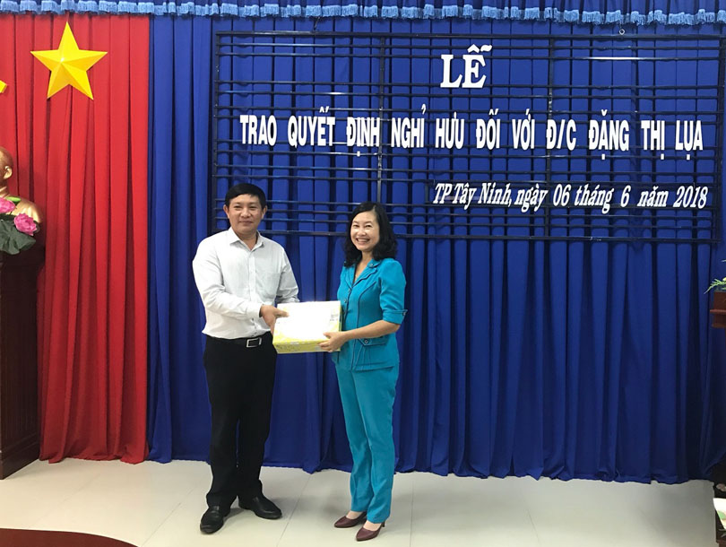UBND Thành phố Tây Ninh tổ chức lễ trao quyết định nghỉ hưu công chức lãnh đạo phòng Tài chính – Kế hoạch