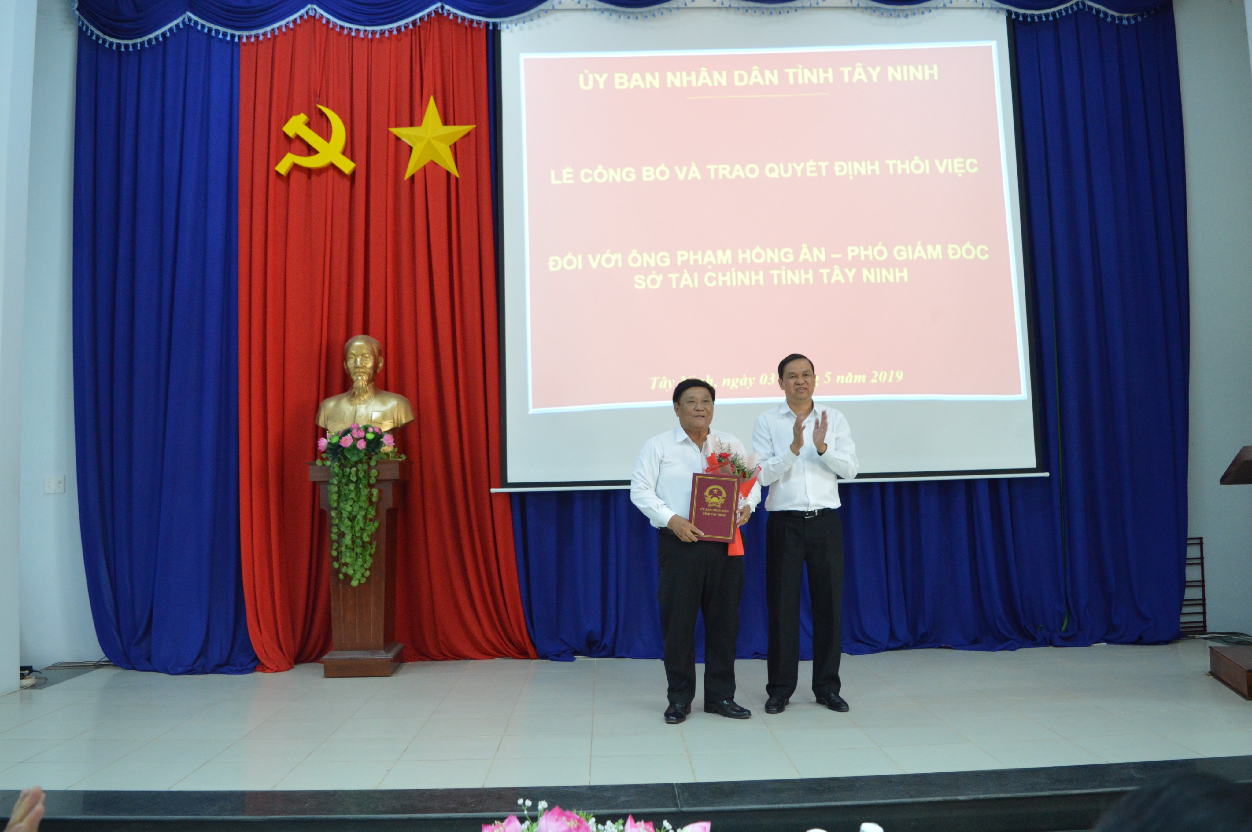 Lễ trao Quyết định cho công chức lãnh đạo được thôi việc theo Nghị định số 46/2010/NĐ-CP đối với đồng chí Phạm Hồng Ân