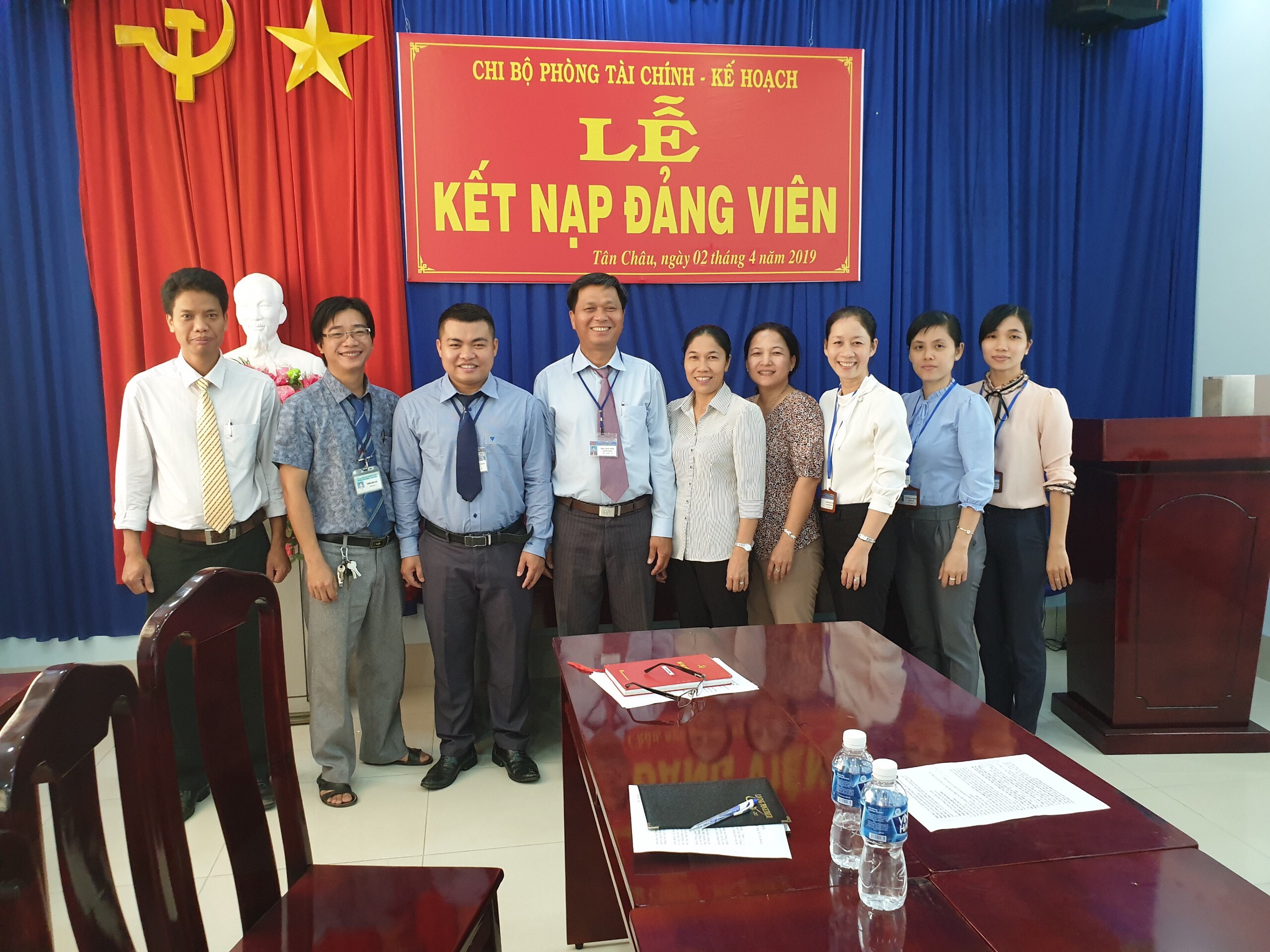 Chi bộ phòng Tài chính - Kế hoạch huyện Tân Châu  kết nạp đảng viên mới