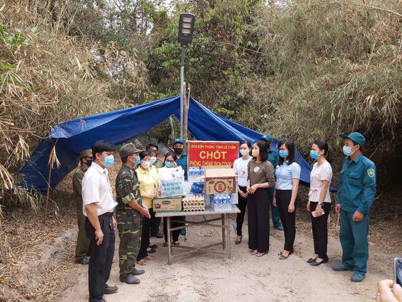 Phòng TCKH huyện Tân Châu thăm hỏi, động viên các chiến sỹ làm nhiệm vụ  tại các chốt phòng chống dịch COVID - 19
