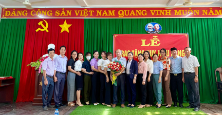Trao huy hiệu 30 năm tuổi đảng cho Đảng viên thuộc Chi bộ Phòng Tài chính – Kế hoạch huyện Tân Biên
