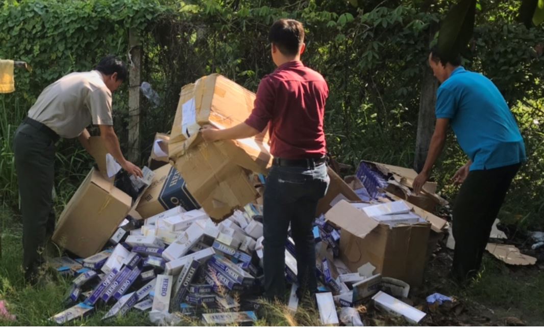 Phòng Tài chính – Kế hoạch huyện Dương Minh Châu phối hợp tiến hành tiêu hủy tang vật, sung công