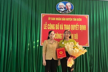 Trao quyết định bổ nhiệm chức vụ Trưởng phòng Tài chính – KH huyện Tân Biên